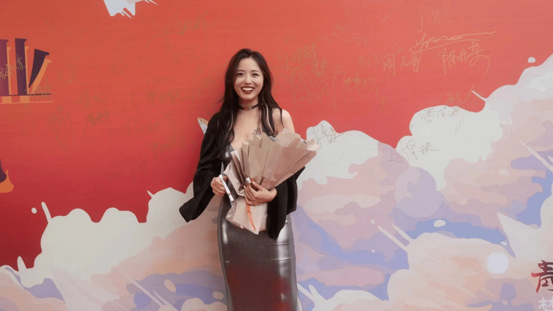 走红毯那味儿了～(左:19级播音硕博班 现广东新闻频道主持人 叶可心