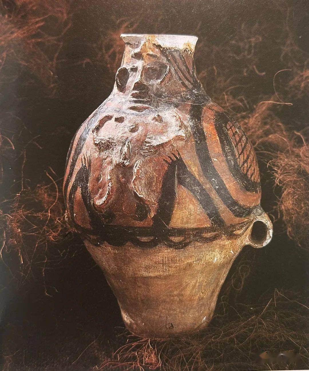 1972年陕西姜寨出土的一件《鱼蛙纹彩陶盆》上,一只蹒跚的大蛙与"大黾