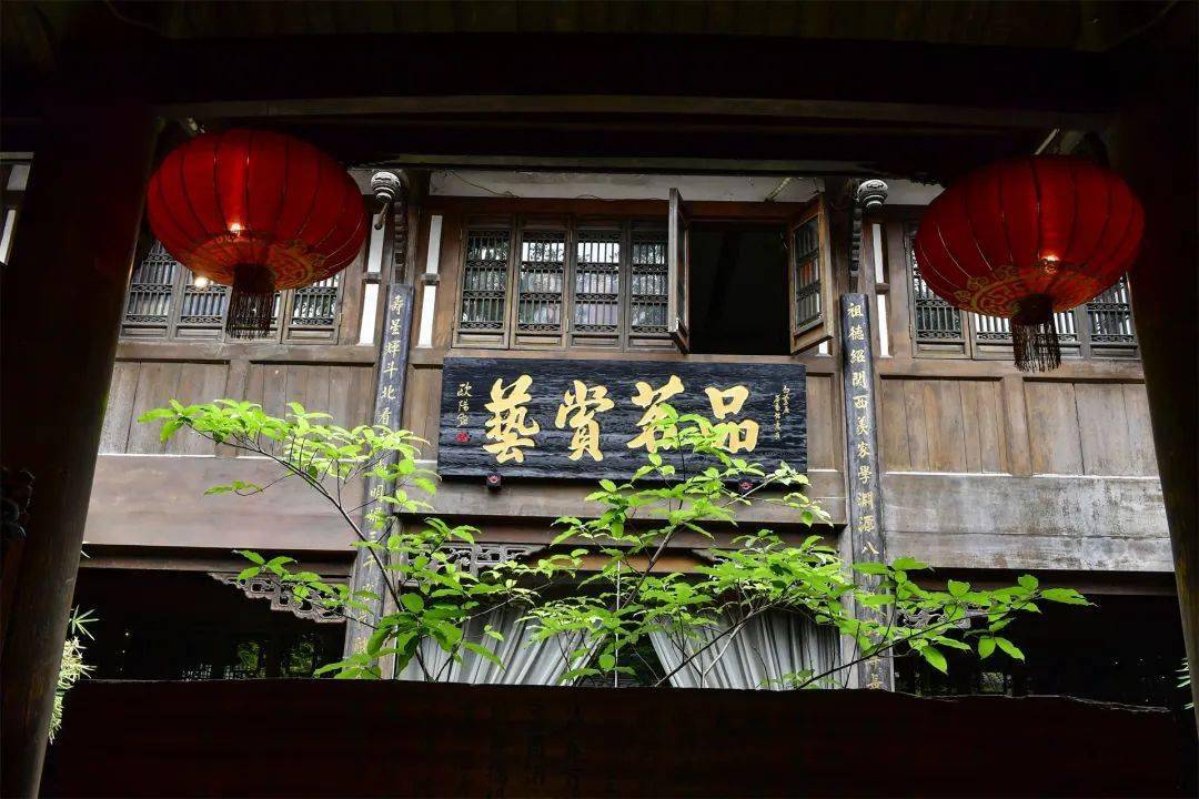 "周筱文说,"不管周边换了多少商户,不论环境怎么变,白鹭原茶艺馆对茶