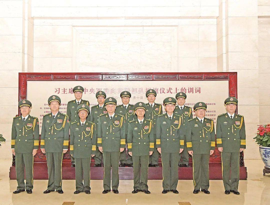 图为武警部队领导与晋升少将警衔的警官合影.