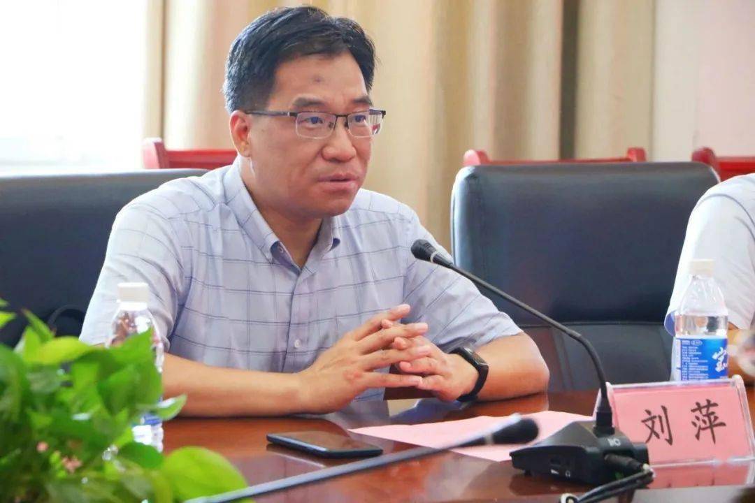 章贡区委教体工委书记,区教体局局长刘萍代表章贡区教体局与赣州三中