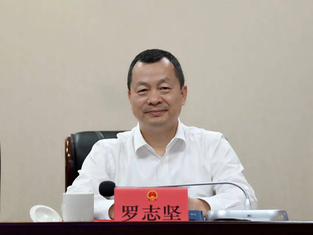 罗志坚向新任命人员颁发了任命书.新任命人员在会上进行了宪法宣誓.