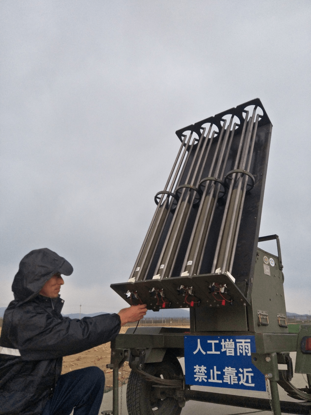 增雨防雹解旱情 催云播雨润民心