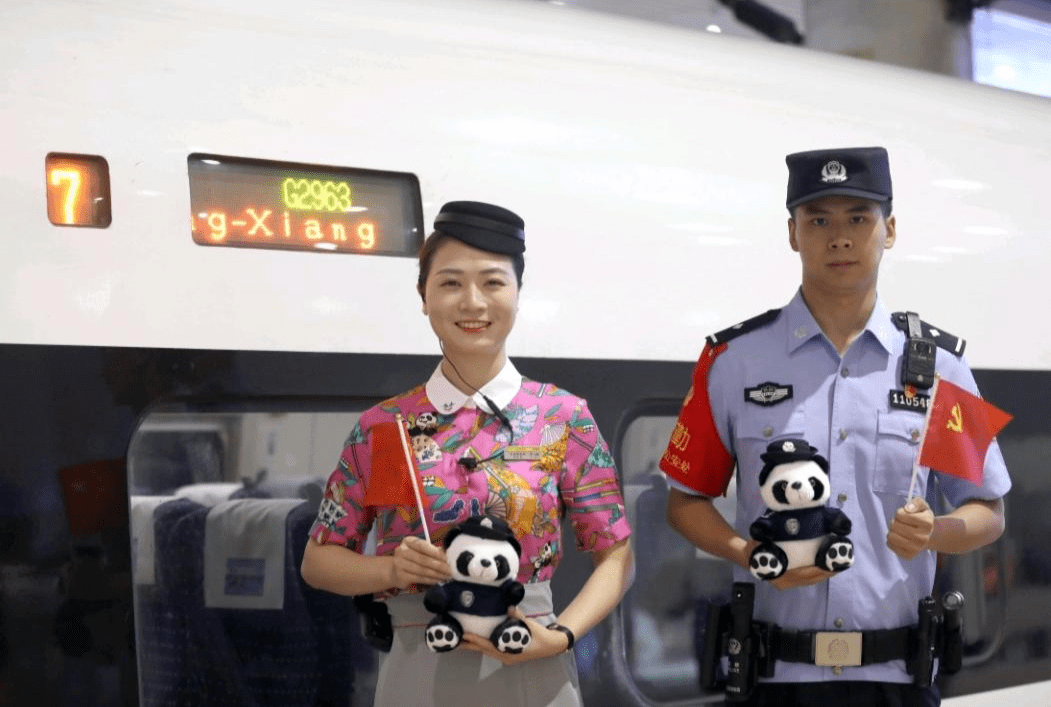 为保障蓉港高铁g2963次列车首发安全,成都铁路警方增派警力,通过组
