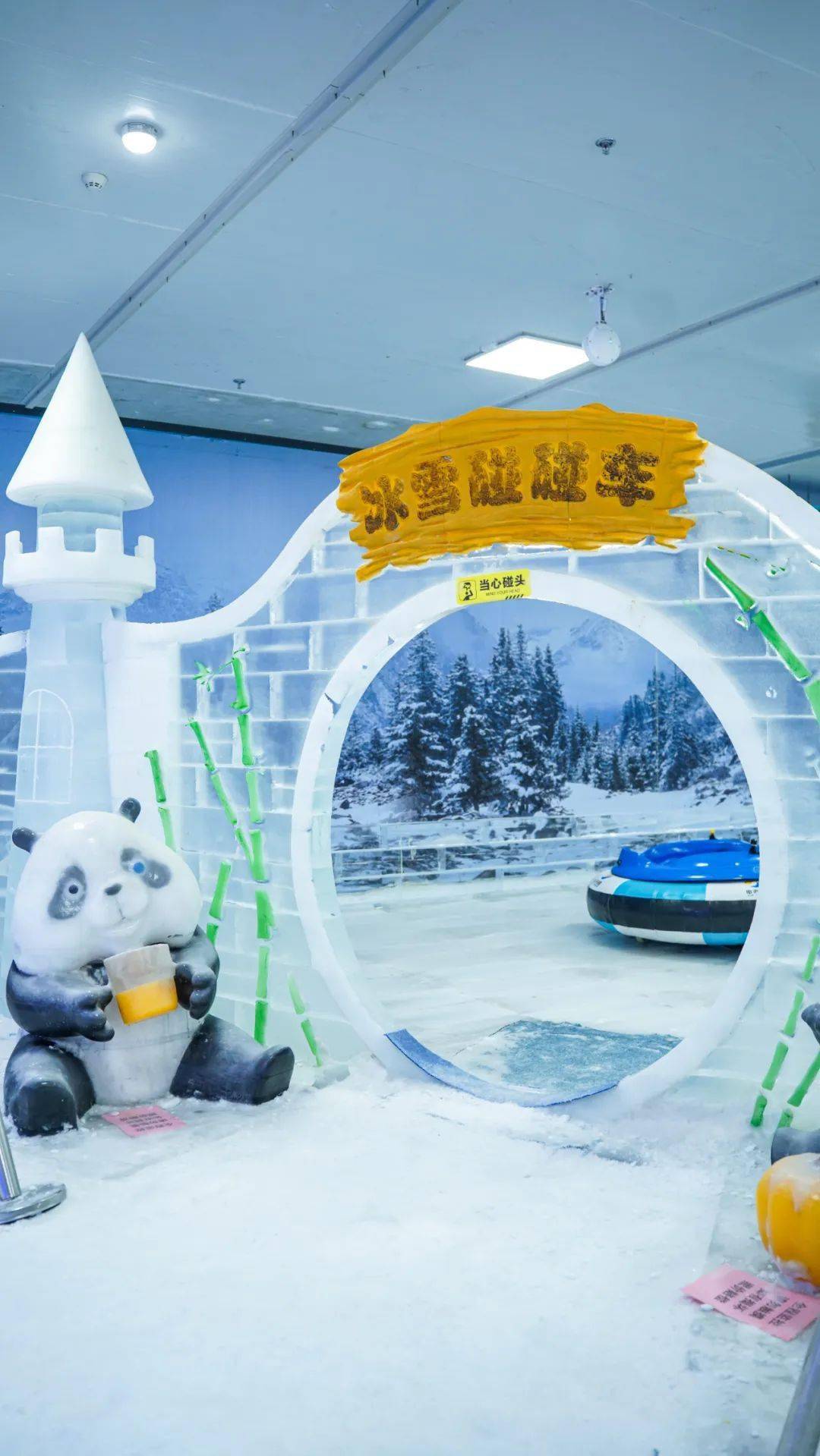 冰雪乐园里还有一群小动物,来自雪国的北极狼,白熊,企鹅.