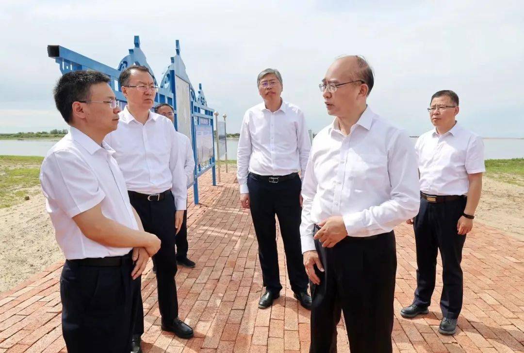 许勤在大庆王花泡滞洪区实地检查防汛工作.