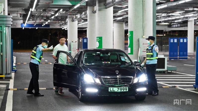 首辆香港私家车通关!"港车北上"政策正式实施_珠海_车辆_大桥