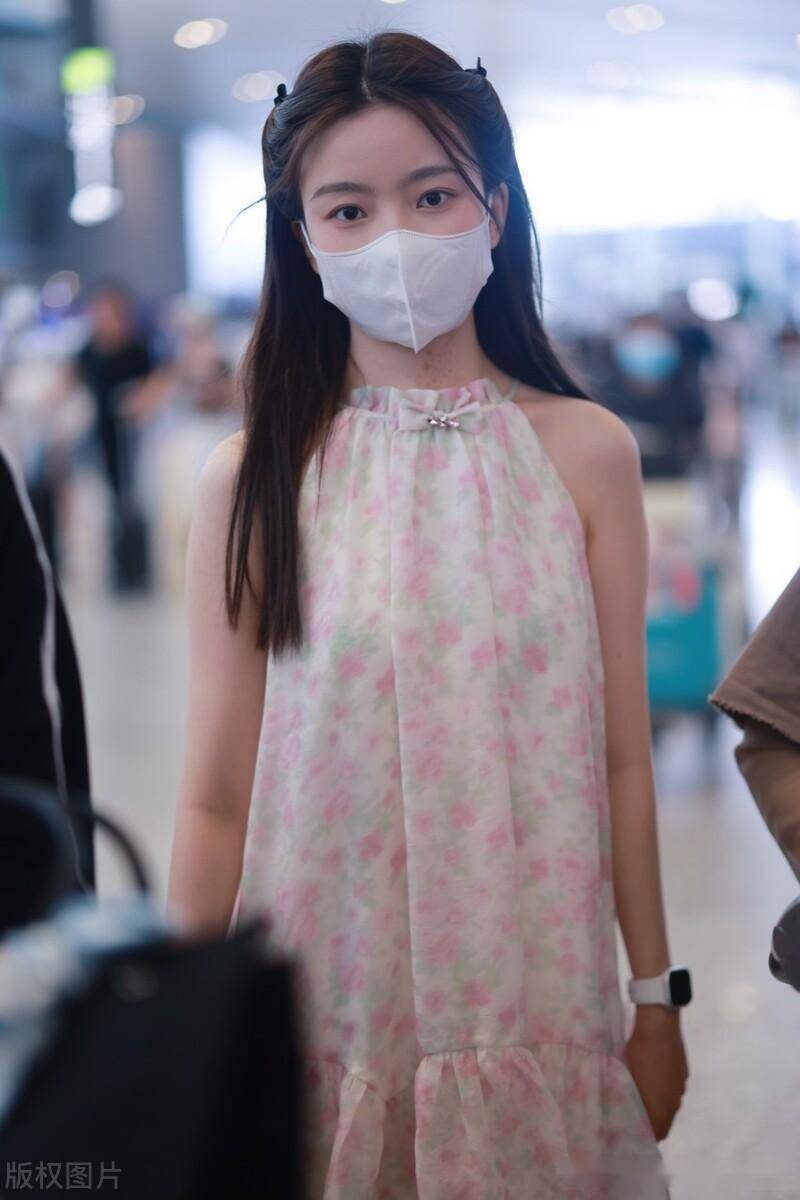 陈卓璇头发扎成双马尾,凸显小家碧玉可爱形象_上海_机场