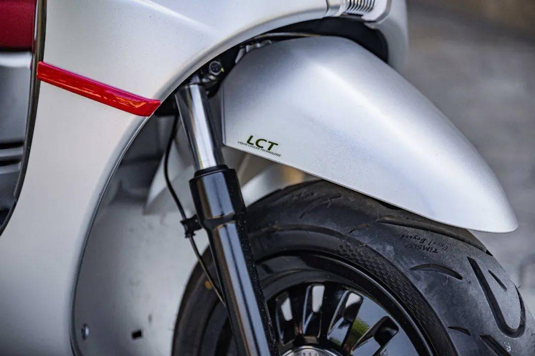 外观上变化最为明显,车头处加入了铝合金风挡,尾部则换成了caferacer