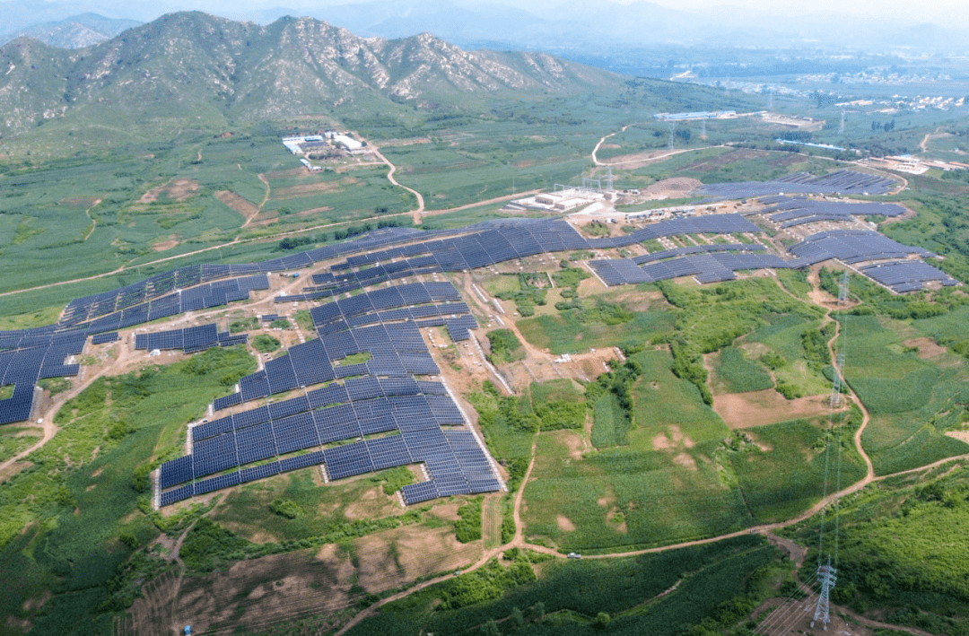 也是東北地區首次大規模採用懸索柔性支架的光伏項目,預計年發電量約