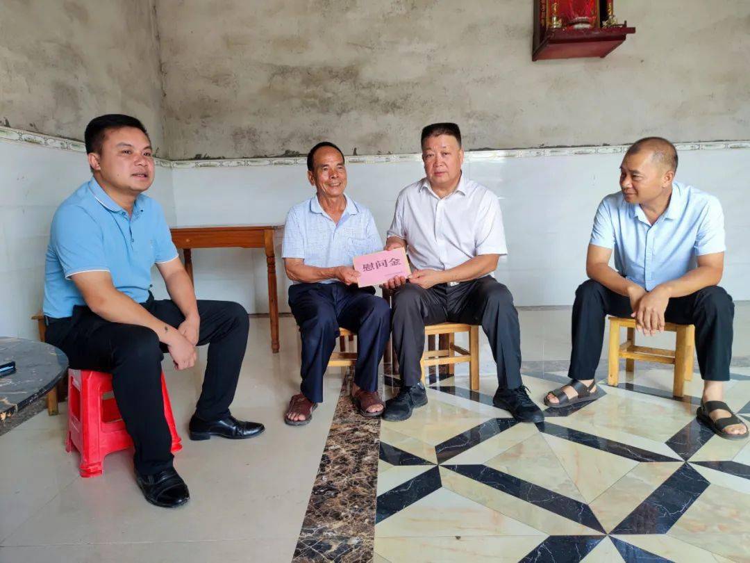 7月1日,兴宾区委常委,副区长唐彦乐先后到南泗乡陈寺村,高岭村看望