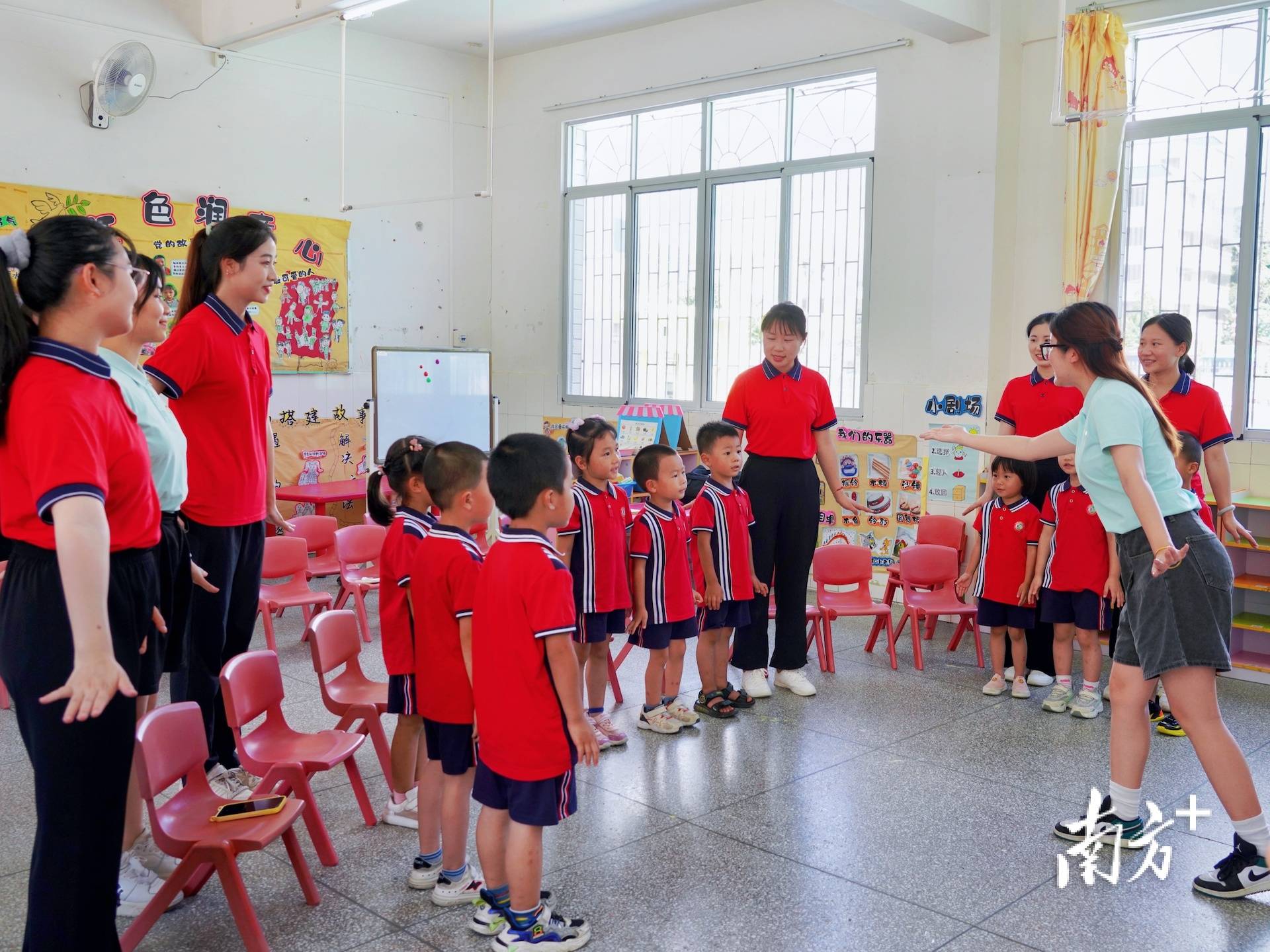 广东省军区第四幼儿园与平远县仁居中心幼儿园开展结对共建活动