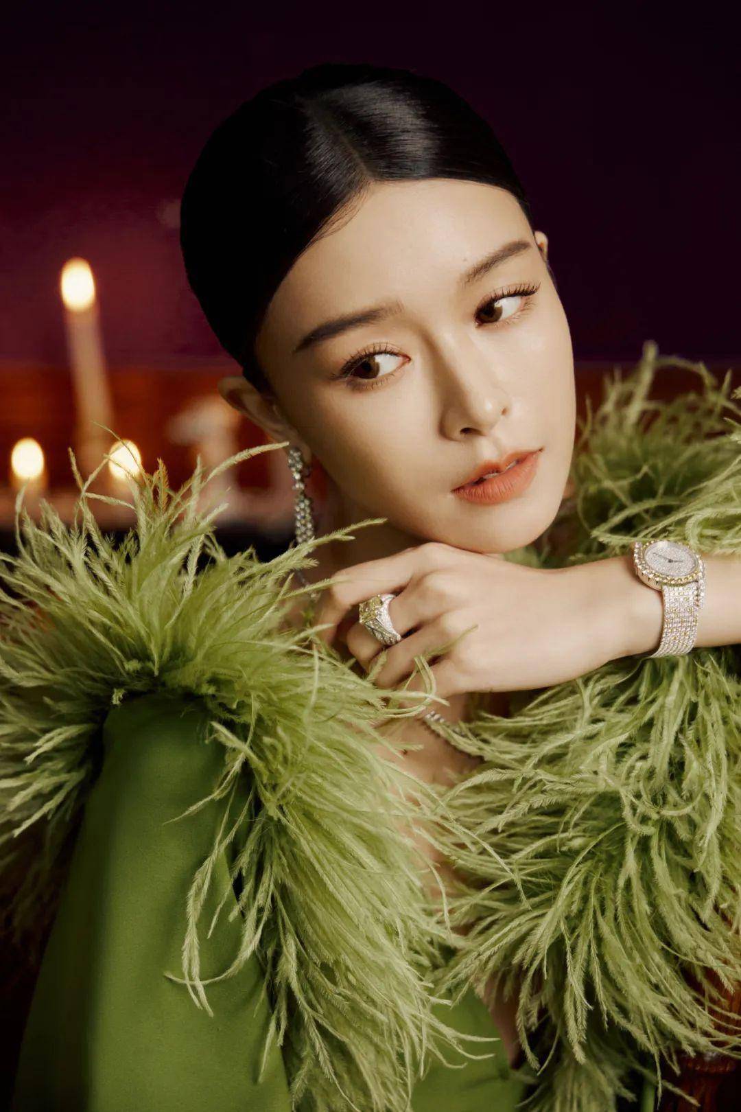 作为正宗港女,文咏珊又怎能没有自己的招牌港风穿搭?