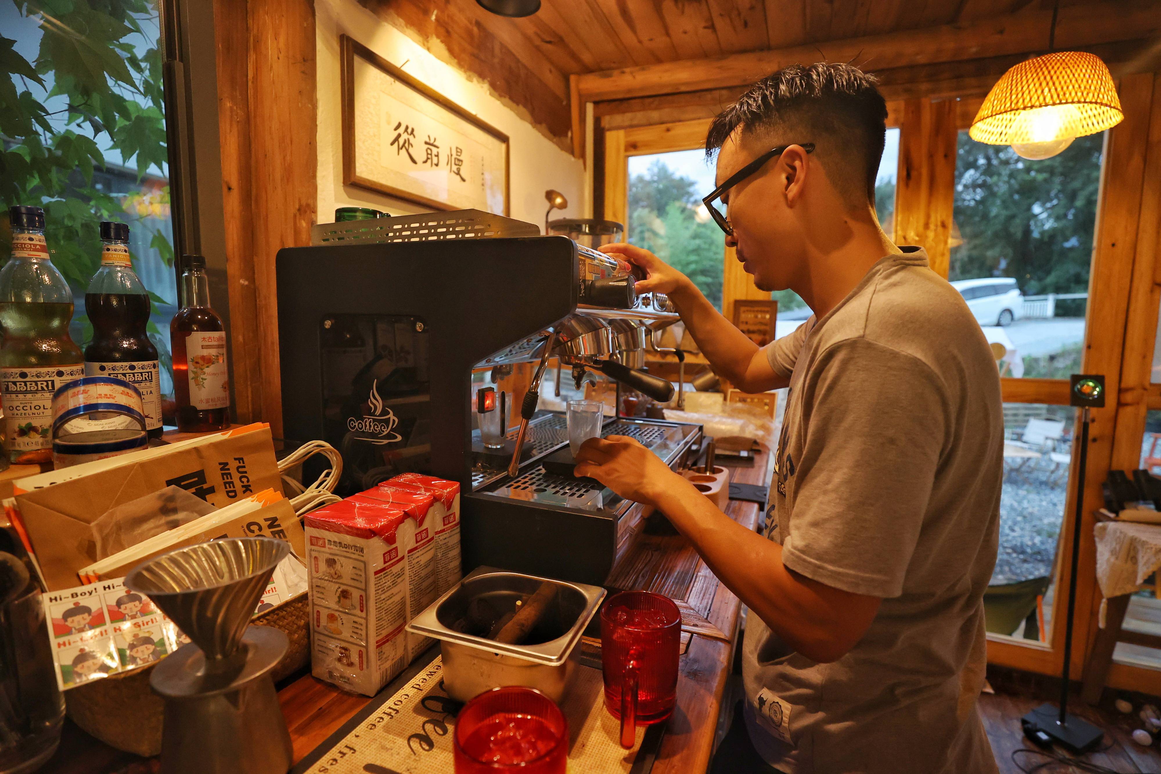 乡野山村遇见咖啡 碰出中国乡村新风范_咖啡馆_中新社_李子