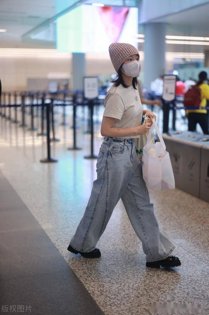 街拍:李兰迪白色t恤 阔腿牛仔裤简单时尚_机场_上海