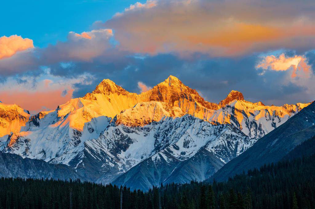 日照金山位于云南省迪庆藏族自治州德钦县西部,是梅里雪山一带非常