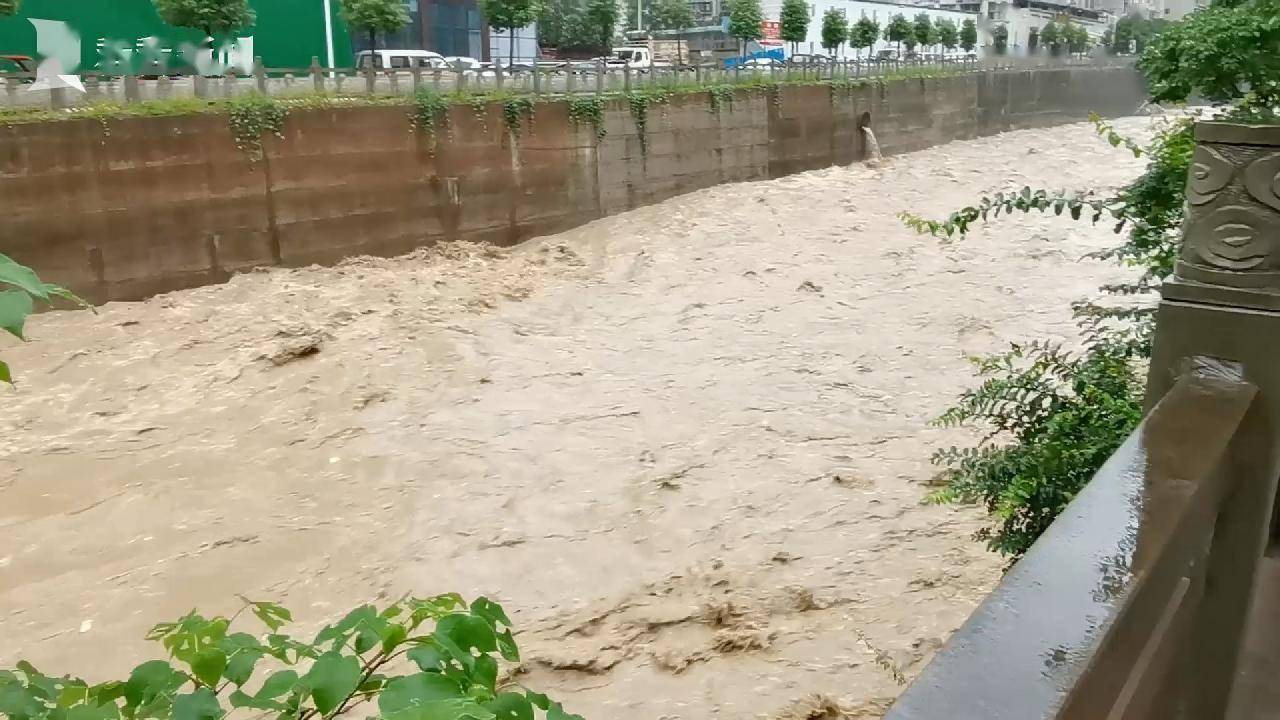 四川巴中:暴雨致多地受灾 当地积极救援_下水道_路面_车库