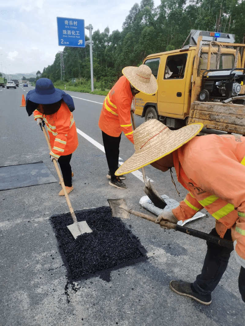 "网裂贴"补坑槽,江门首次应用_路面_养护_沥青