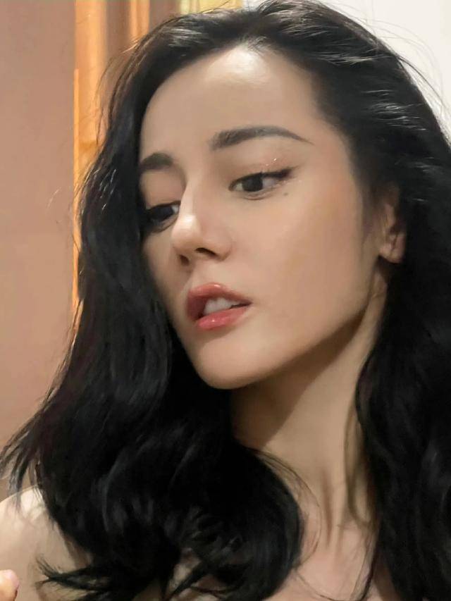 迪丽热巴独特魅力再现!蓝色挑染让你回忆关小迪经典时代!
