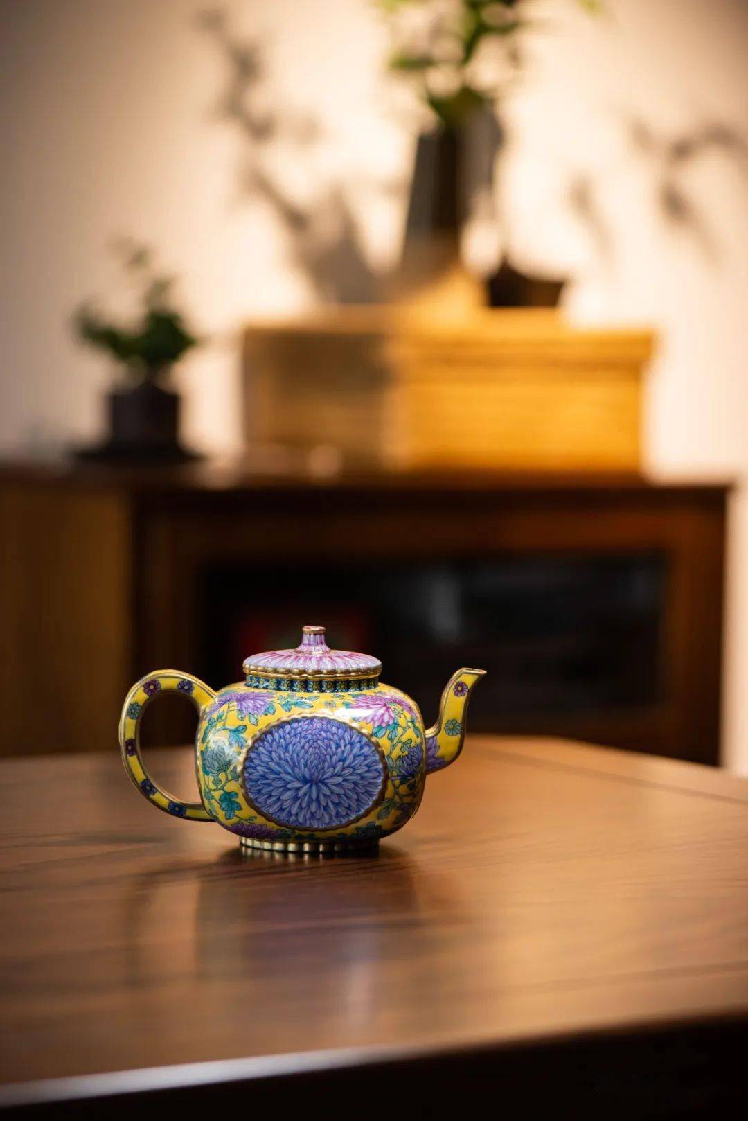 紫韵天成 · 2023春拍 | 许冠新 · 采菊东篱_紫砂_艺术_香港