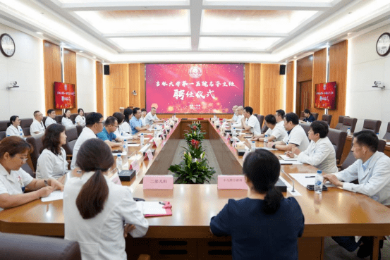 部主任魏锋,儿科诊疗中心主任严超英及儿科系统各科室主任出席仪式