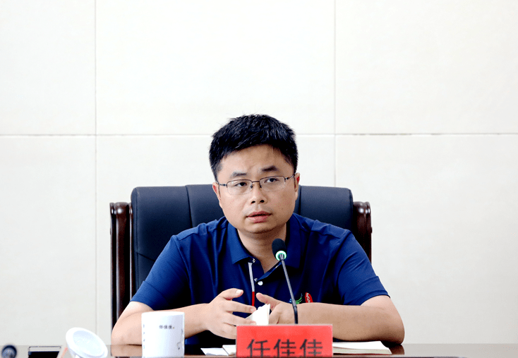 7月4日,县委副书记,县长任佳佳在行政中心725会议室主持召开重点项目