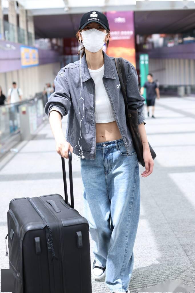 刘雯牛仔拉链外套搭露脐短背心 帅气中性风叠加一丝优雅_行李箱_北京