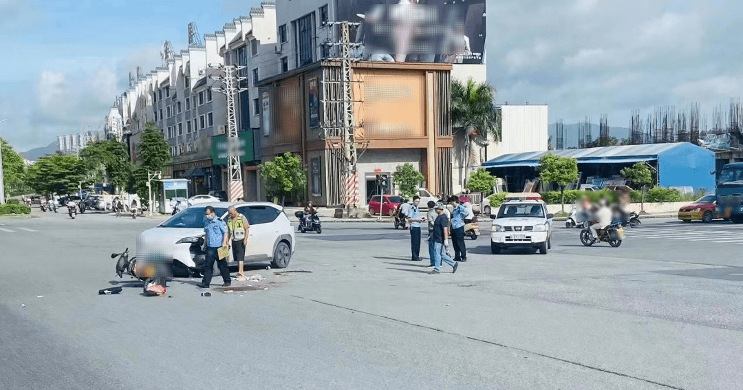 揭阳一路段发生车祸,女子小腿被撞飞._网友_生活_事故