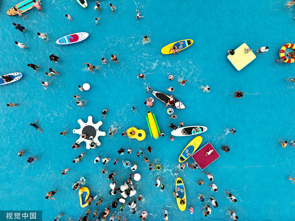 2023年7月5日,银川,民众在阅海滑草场内戏水,乐享清凉.