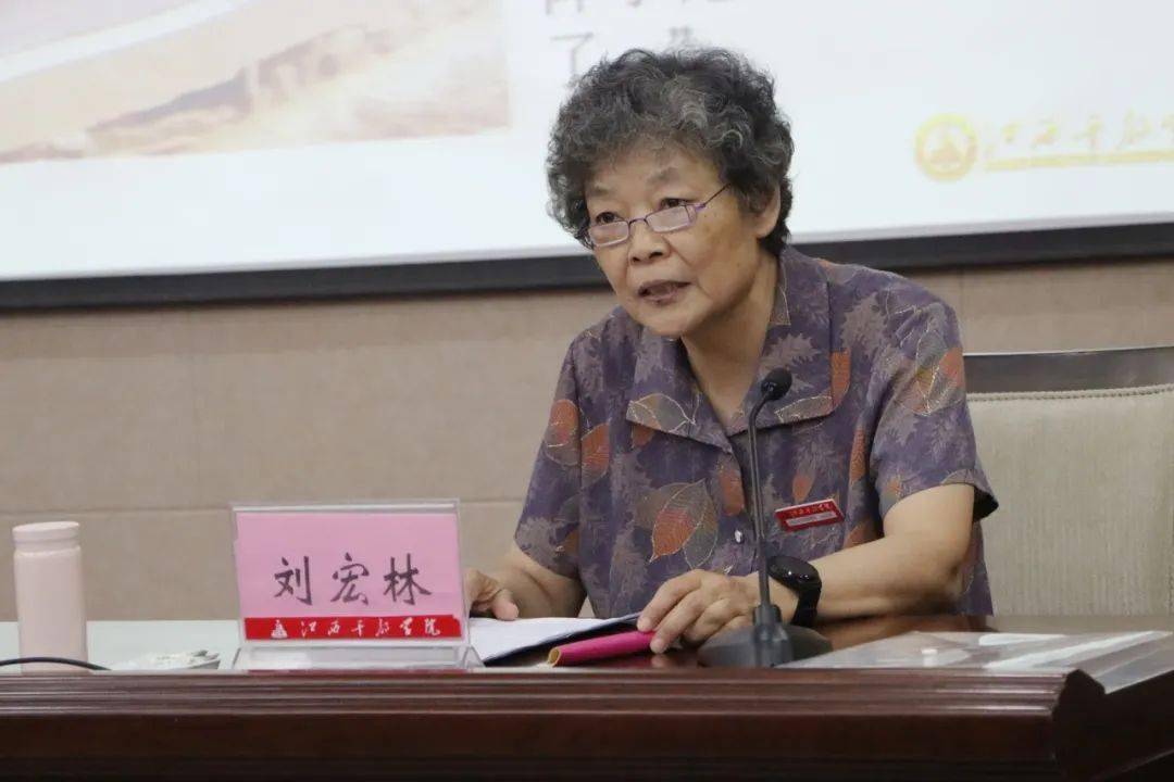 开国上将朱良才之女朱筱秋和开国少将刘显宜之女刘宏林为党员干部们