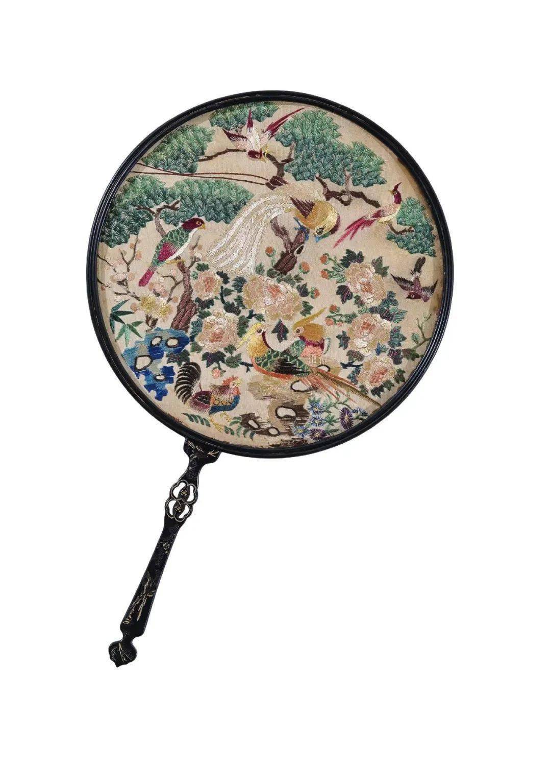 是中国传统工艺品及艺术品,最早出现在商代,用五光十色的野鸡毛制成