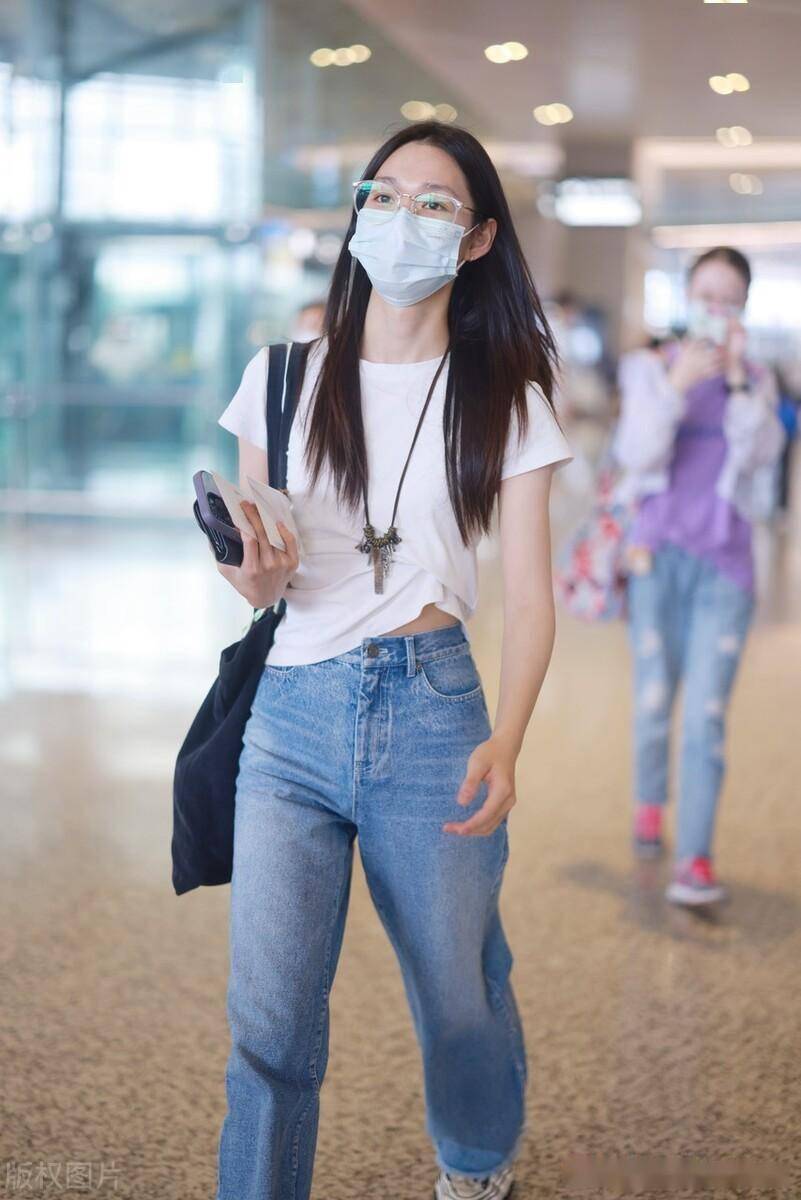 段奥娟现身虹桥机场,白te搭配牛仔裤休闲舒适_上海