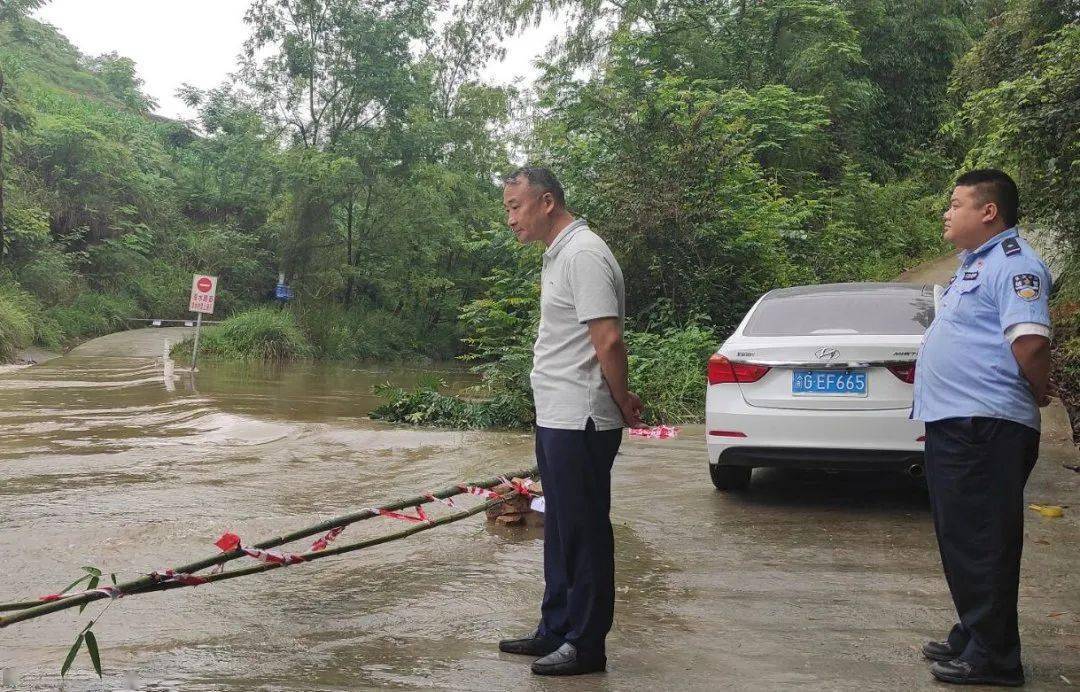 涪陵区广大党员干部奋战防汛救灾一线_应急_街道_道路