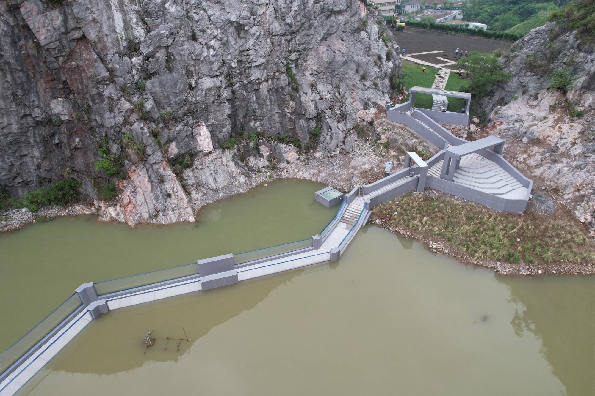 (央广网发 艺创小镇供图)有人说,这里的大草地紧挨着岩石裸露的山体