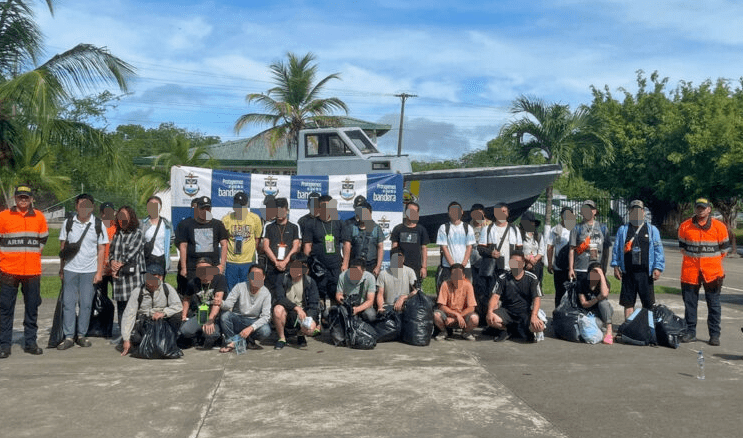 试图坐小艇走线穿越巴拿马赴美中途遭发现(图)_哥伦比亚_移民_海军