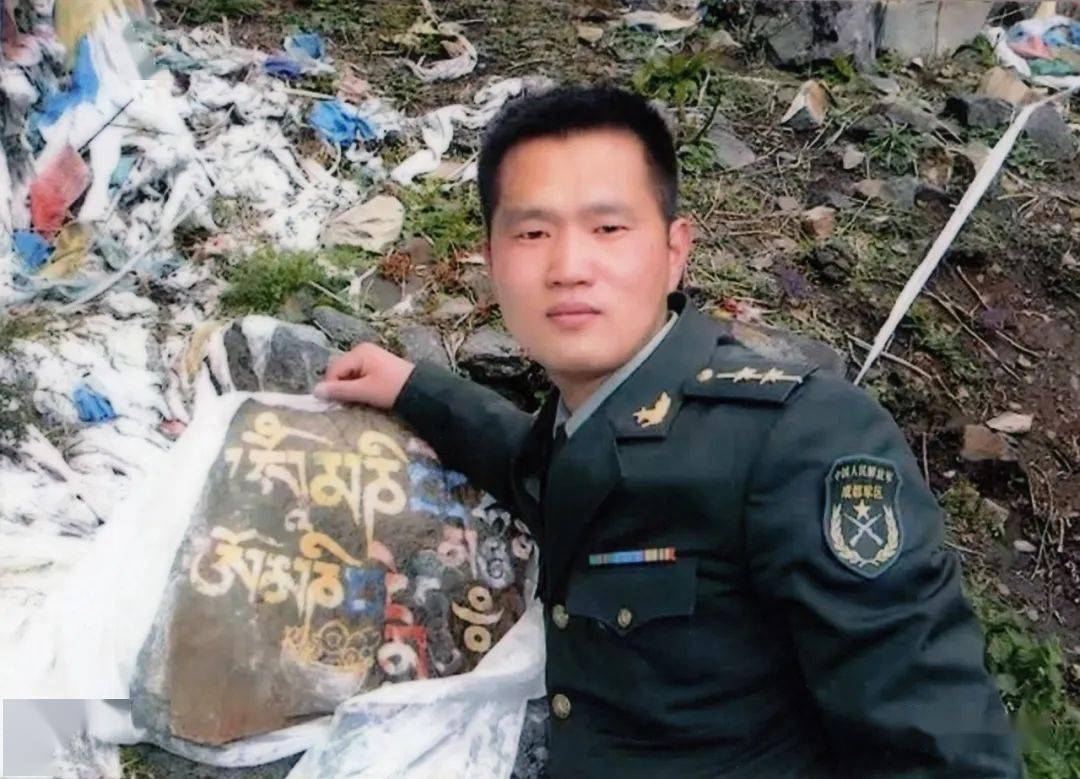 西藏山南市错那县边防某团汽车队队长胡永飞,带着官兵为高山哨所运送