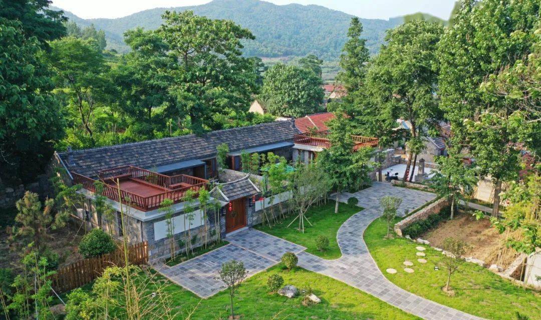 慈口观村有四季常绿的山水,干净整洁的石板路,错落有致的温泉民宿.