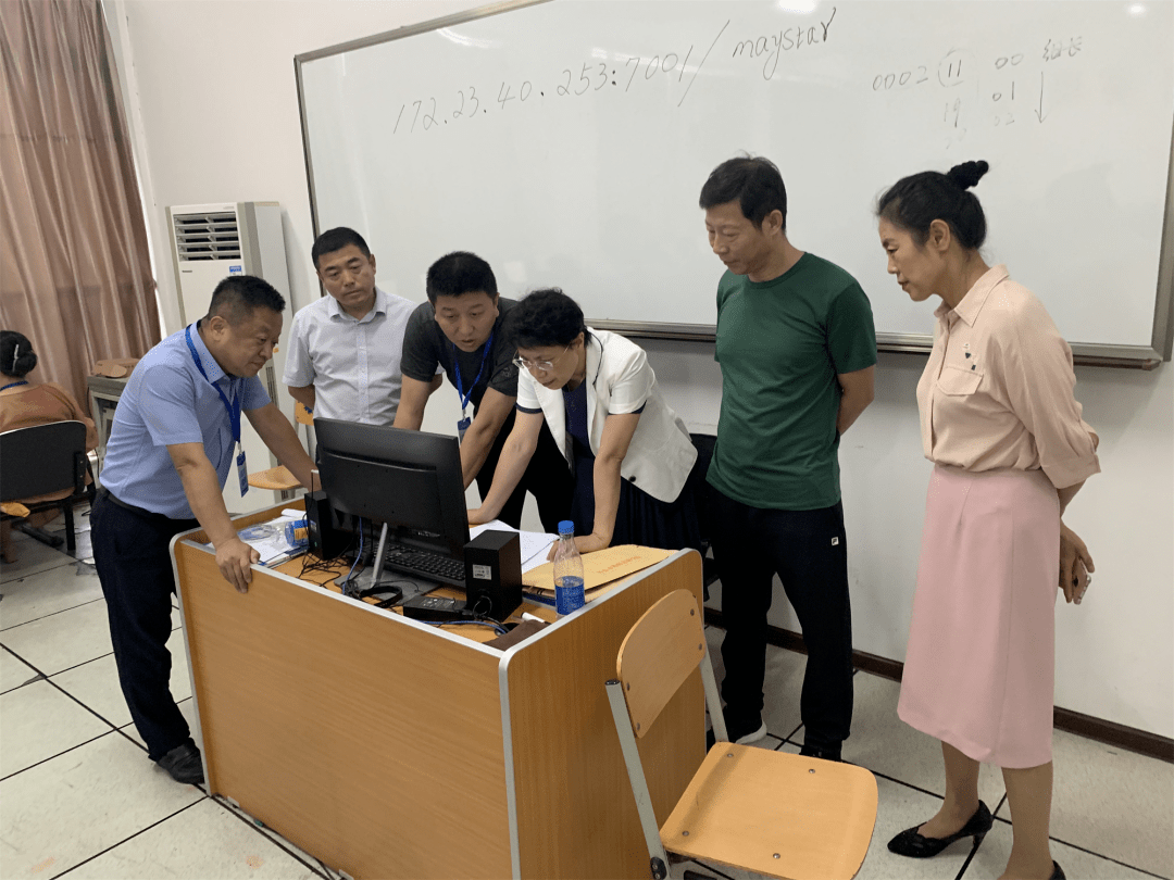 前往丹东四中和丹东一中中考阅卷点,检查指导中考网上阅卷工作并看望
