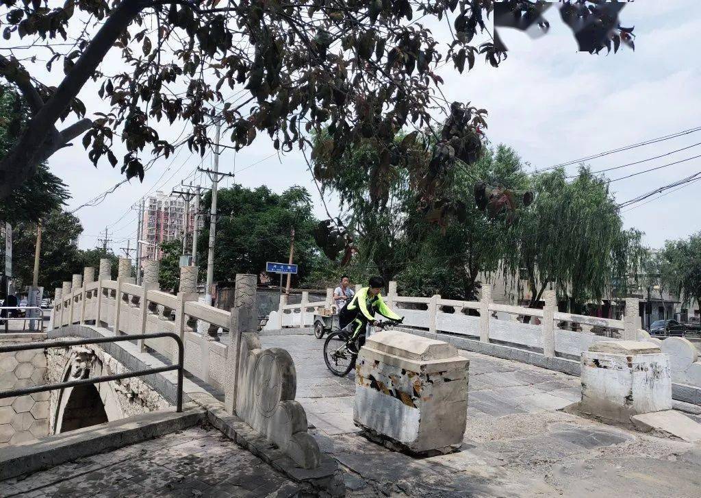 出古城南门入南关,经北大街,花市街,马市街过马市街北桥出寨城而形成