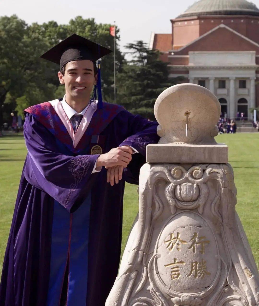 6月26日天后韦唯的儿子韦紫明在社交平台上晒出了自己于清华大学