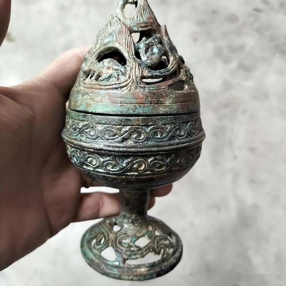 女子在街边发现天价青铜古董，不动声色，以200块超低价买下！_手机搜狐网