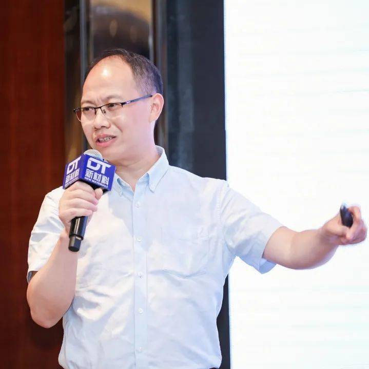 晚宴上海松耐智能设备有限公司彭湃总经理携王文卓经理为大家致祝酒词