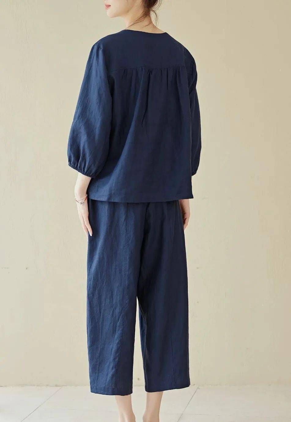 是亚麻材质本真的色,天然纯粹,未经染色,淡雅古朴,有一种自然的美感