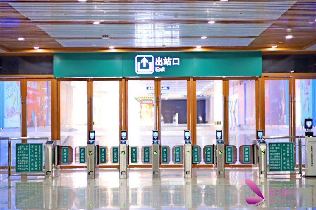 请携带好您的随身行李,照顾好老人和小孩,根据站台指示牌从楼梯或电