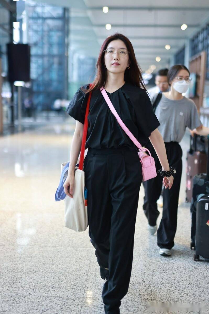 街拍:江疏影一身黑色短袖上衣 黑裤子 粉色斜挎包轻松低调_上海_机场