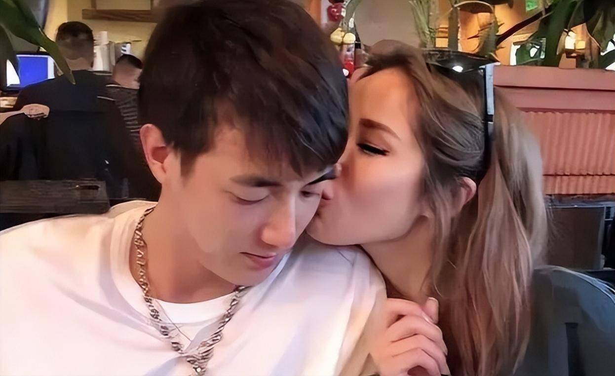 43岁萧亚轩被抛弃?