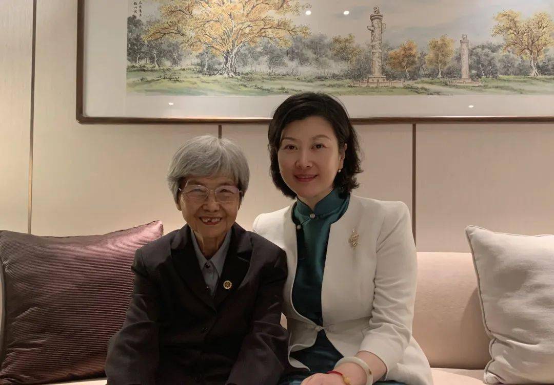 顾春芳与樊锦诗合影,顾春芳供图樊锦诗与莫高窟是不可分离的,顾春芳