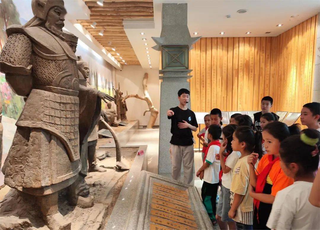 在轮台县博物馆内,西域都护府第一任都护郑吉的半身浮雕像摆放在展厅