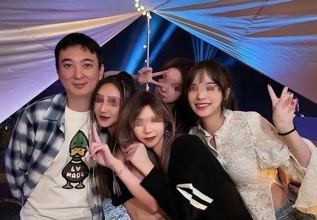 王思聪酒吧点4个美女,随意摸腿服务到位,奖励逛街买衣_网友_女人_朋友