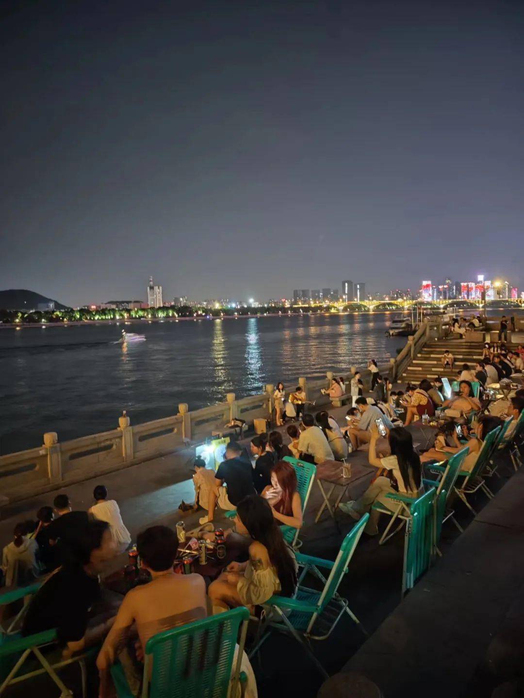 湘江边的表演沿着江边走到长沙超级文和友,文和友绝对是景观社会的一